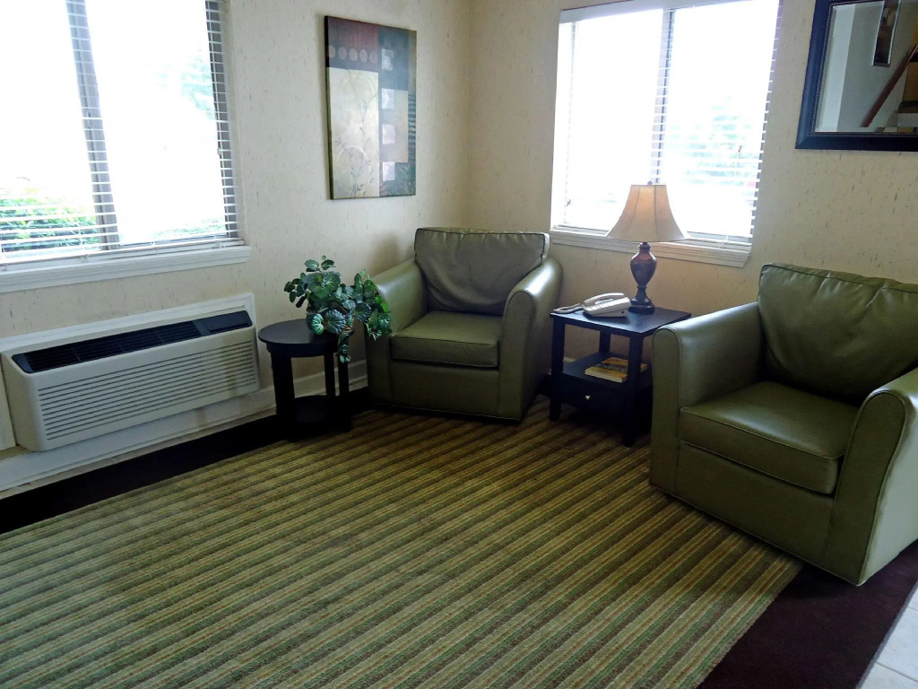 HomeTowne Studios & Suites by Red Roof Greensboro