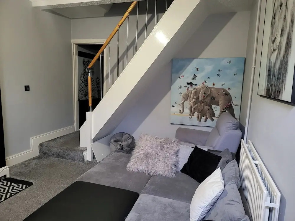 Apartment - Sleeps 5 - Great Location - Parking