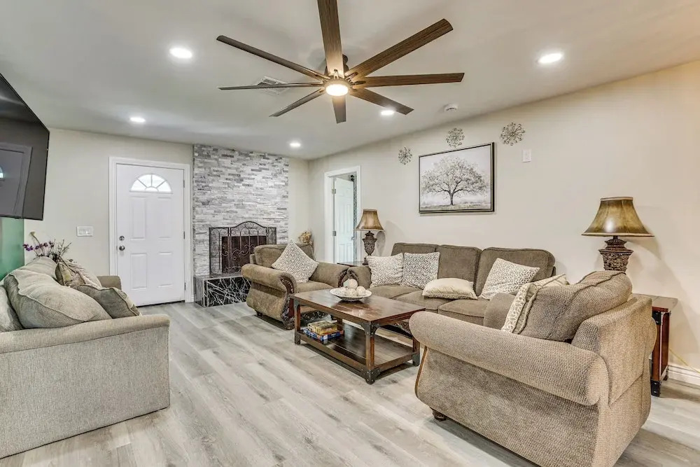 3 Mi to Desert Diamond Arena: Peoria Home w/ Yard!
