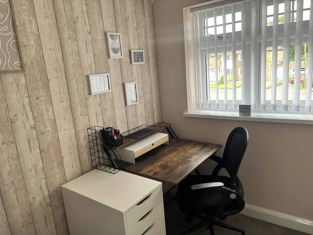Staysolihull, Large Spacious Corner House,