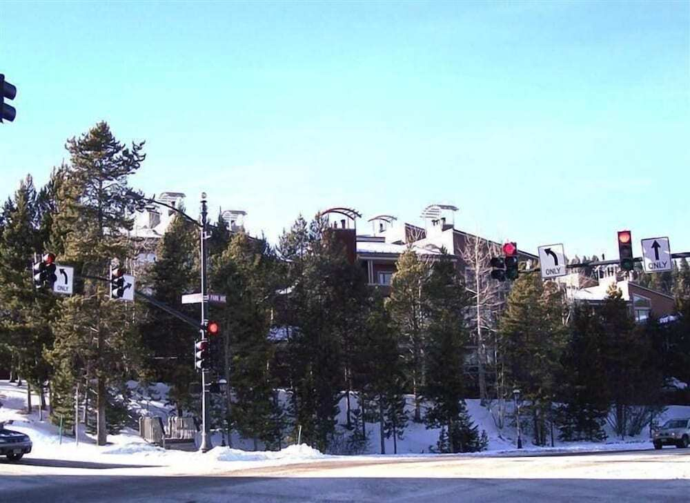 2 Bedroom Shuttle-In/Shuttle-Out Village View Hot Tub-Common