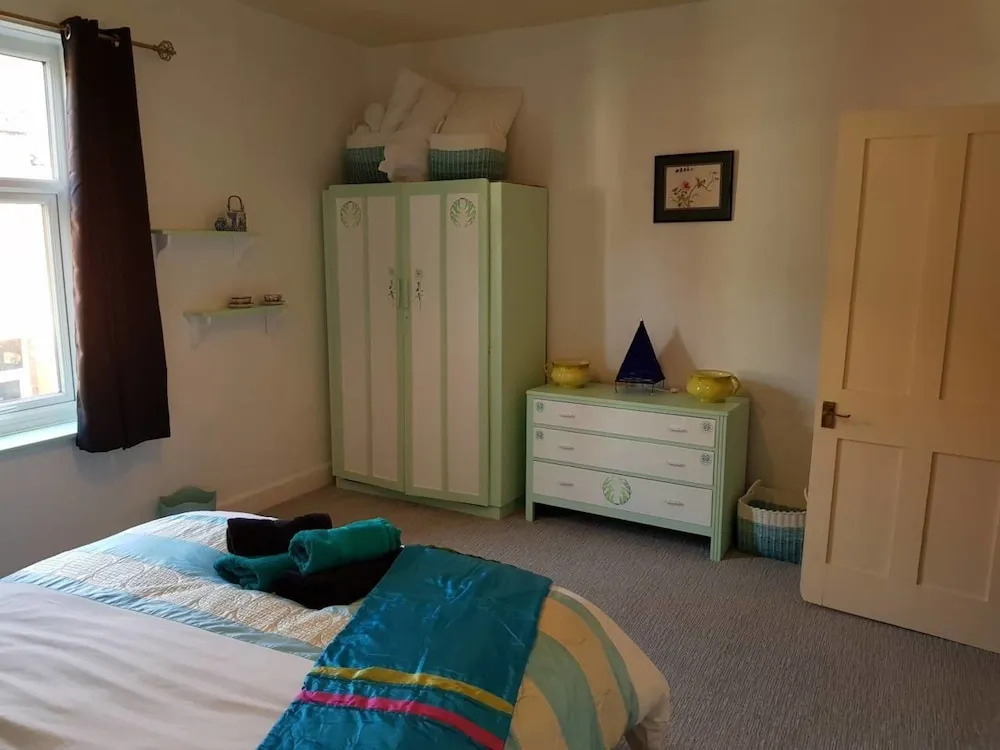 House - Sleeps 4 - Pets Ok - Parking - Garden