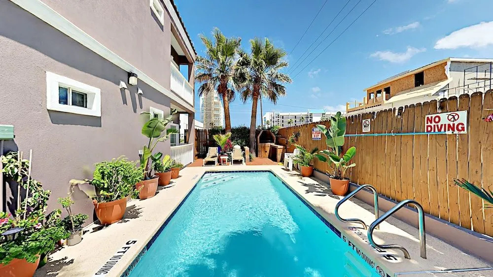 105 E Corral St Condo Unit D - 2 Br condo by RedAwning