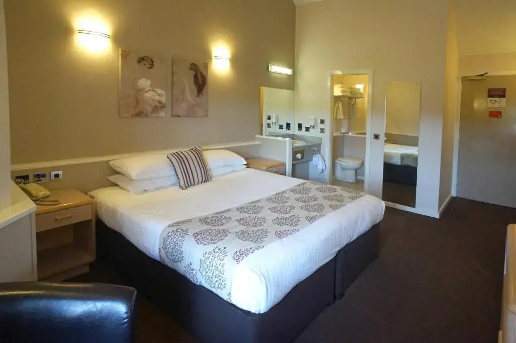Damon’s Hotel
