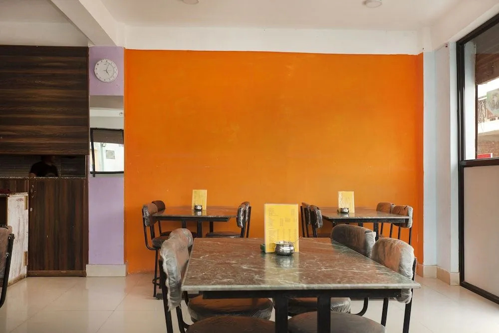 SPOT ON 464 Hotel Pahuna Ghar