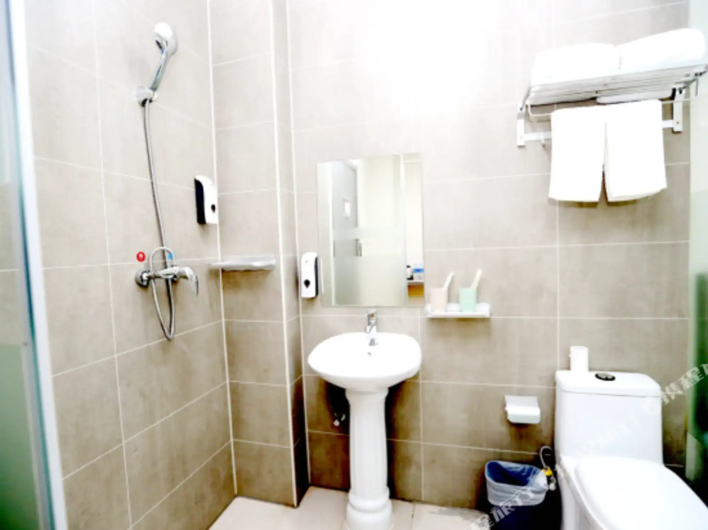 Chonpines Hotel (Dalian Xi'an Road Subway Station)