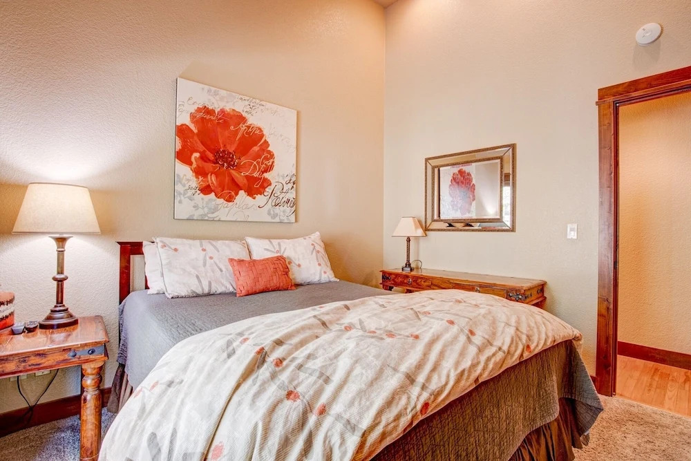 Stunning W/ Hot Tub & Expansive Deck 4 Bedroom Home