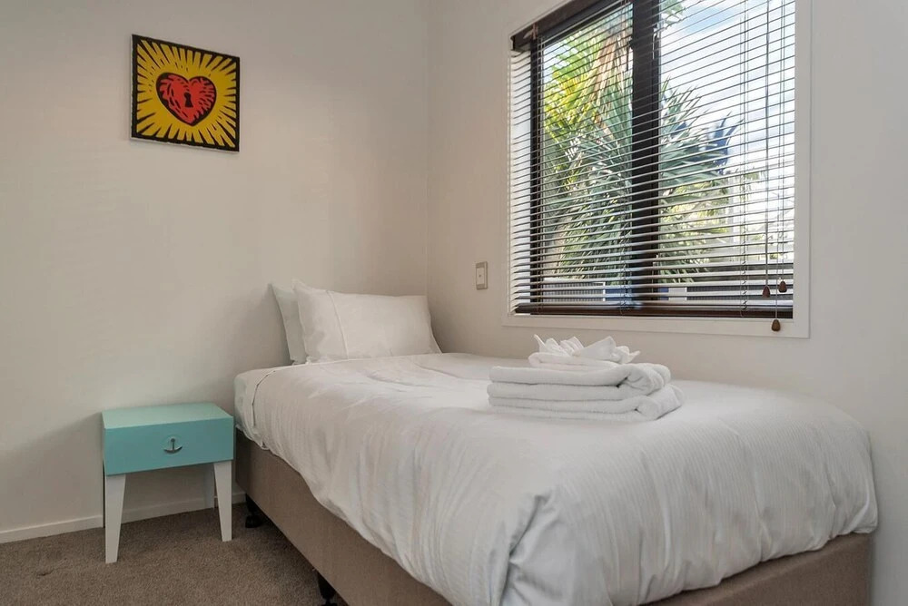 QV Modern 3 Level Sunny Townhouse - 640