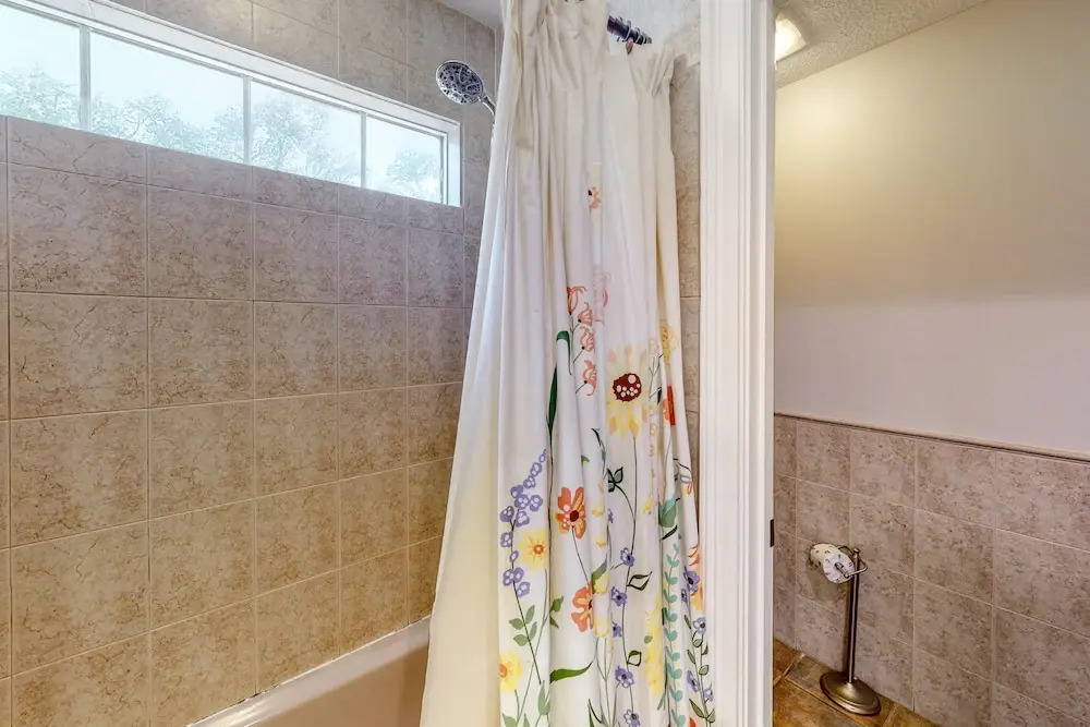 Beautiful Home With Modern Conveniences - Close to the Beach, Dogs Welcome
