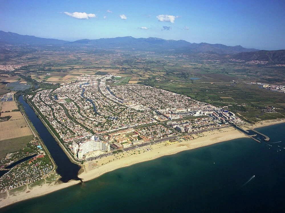 Comely Holiday Home in Empuriabrava With Barbecue