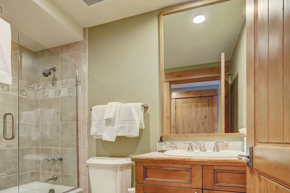 Luxurious 2 Bedroom0 Feet From The Slopes! Condo by RedAwning