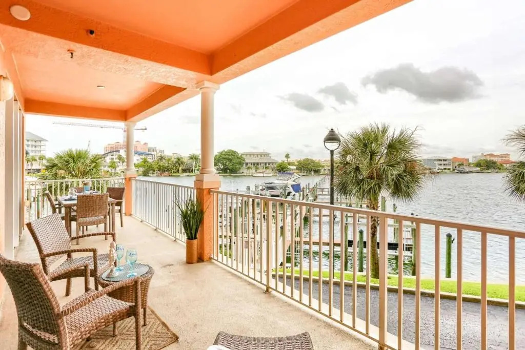 206 Harborview Grande