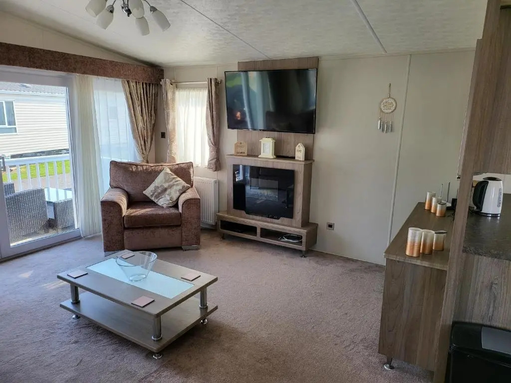 2BR-Sleeps6-Fireplace-Parking-Patio-Seaside