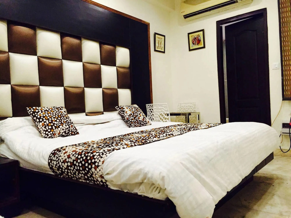 Hotel The Spot Near New Delhi Railway Station