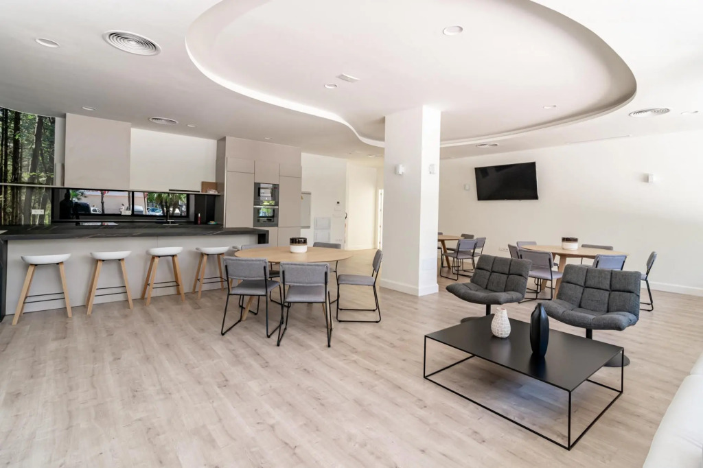 Inf4.2m- Modern City Apartment, Families Only