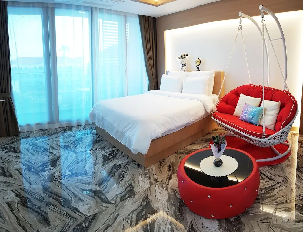 Memoria Pool Villa Family Pension