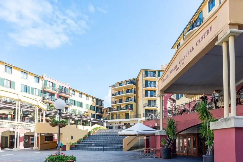 Modern 1 Bedroom Apartment In The Italian Forum