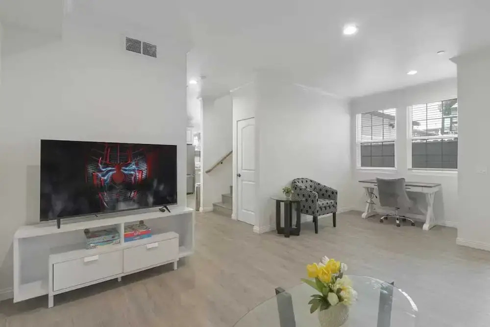 Stylish Pasadena Stay Near Old Town Rose Bowl