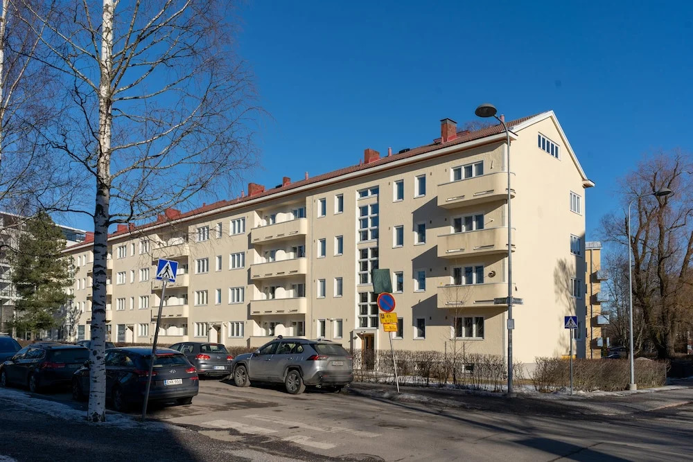 2 Bedroom apartment Steps from the Metro