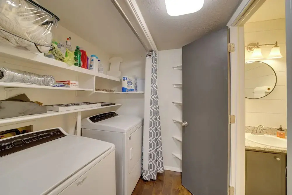 10 Mi to Dtwn Tulsa: Condo w/ Pool Access!