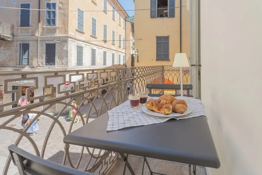Independence Apartment With Balcony by Rent all Como