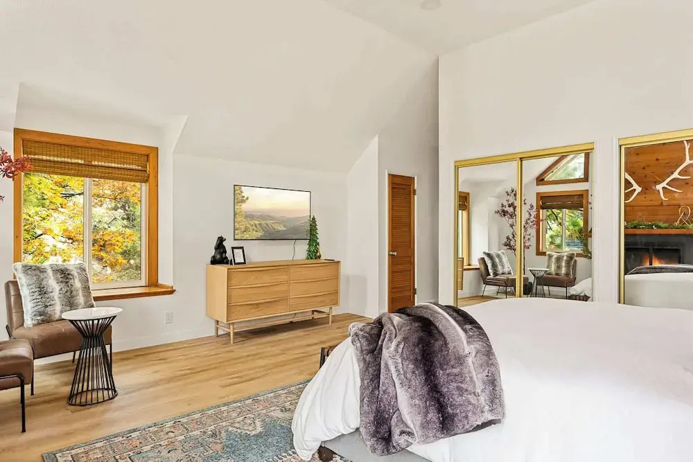 The Fancy Fox Stunning 4 BR Retreat, Min to Lake