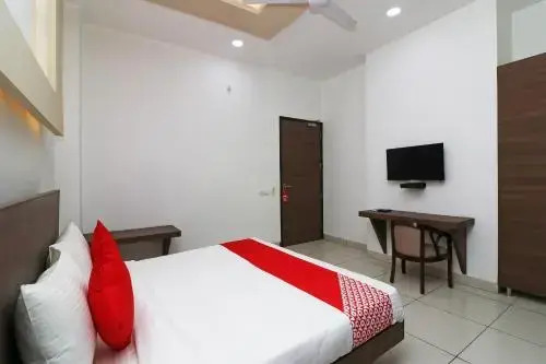 OYO Flagship 15448 Green plaza Sector 10