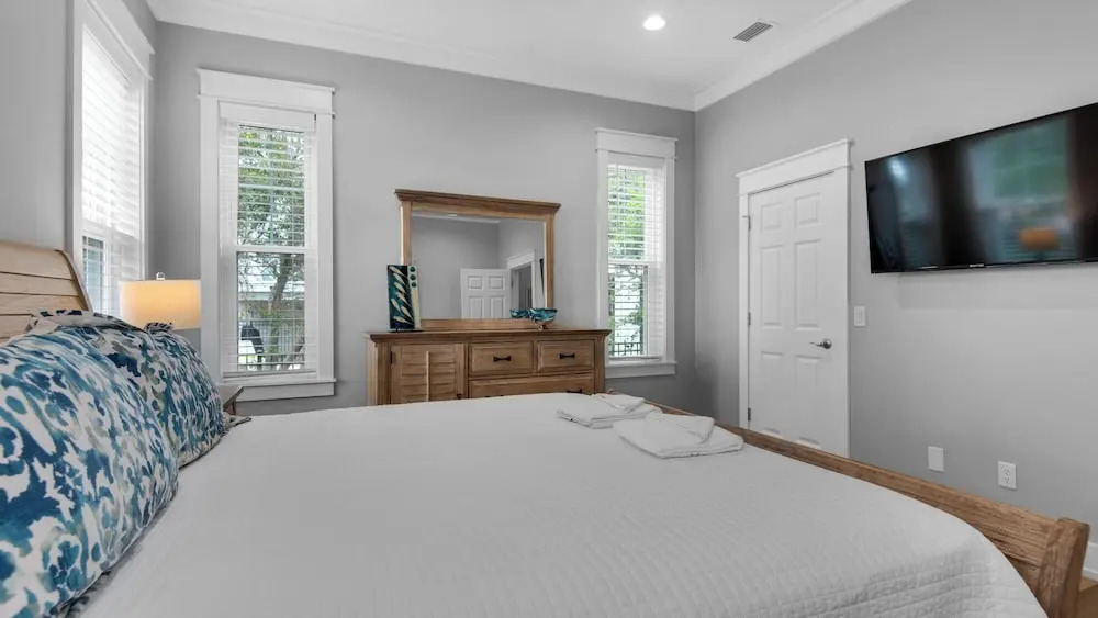 Sleeps 8; Community Pool, 5 Minute Walk to Beach Access