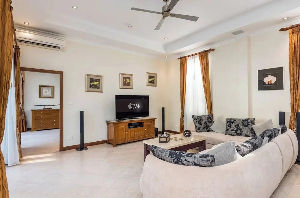 Luxury 2BR Pool Villa Pratamnak Soi5- 50m to Beach