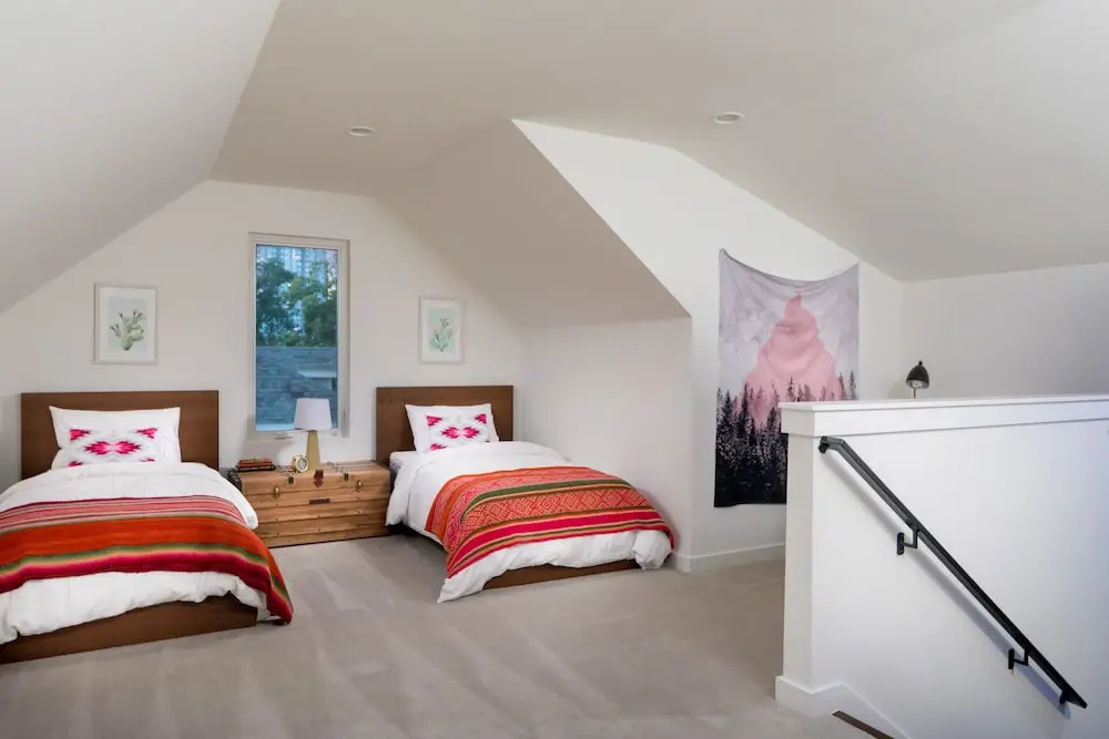 Modern 3br W/ Loft - Cozy Patio In Fenced Backyard 3 Bedroom Home