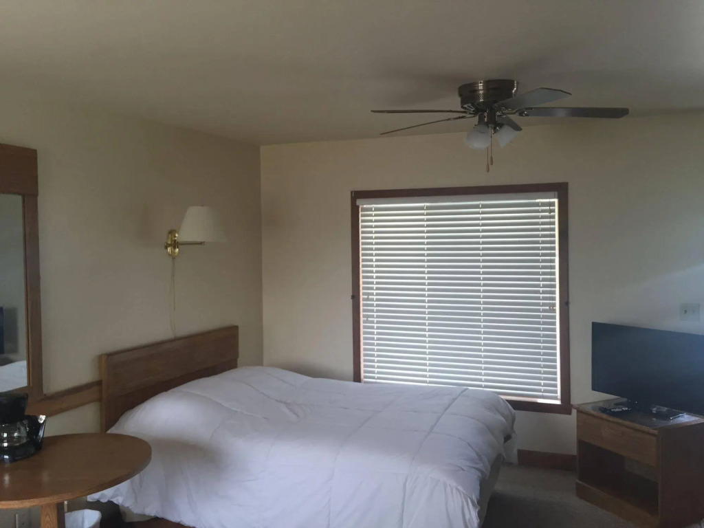 Waters Edge Motel