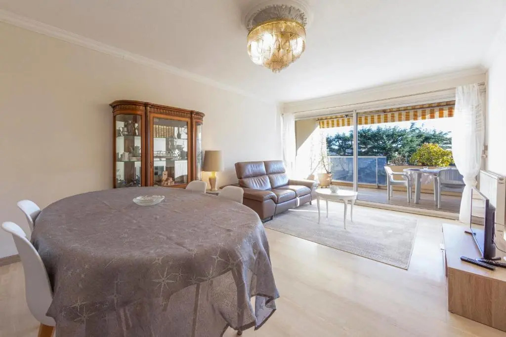 3 bedroom apartment of 90m2 with a spacious terrasse and a parking spot !