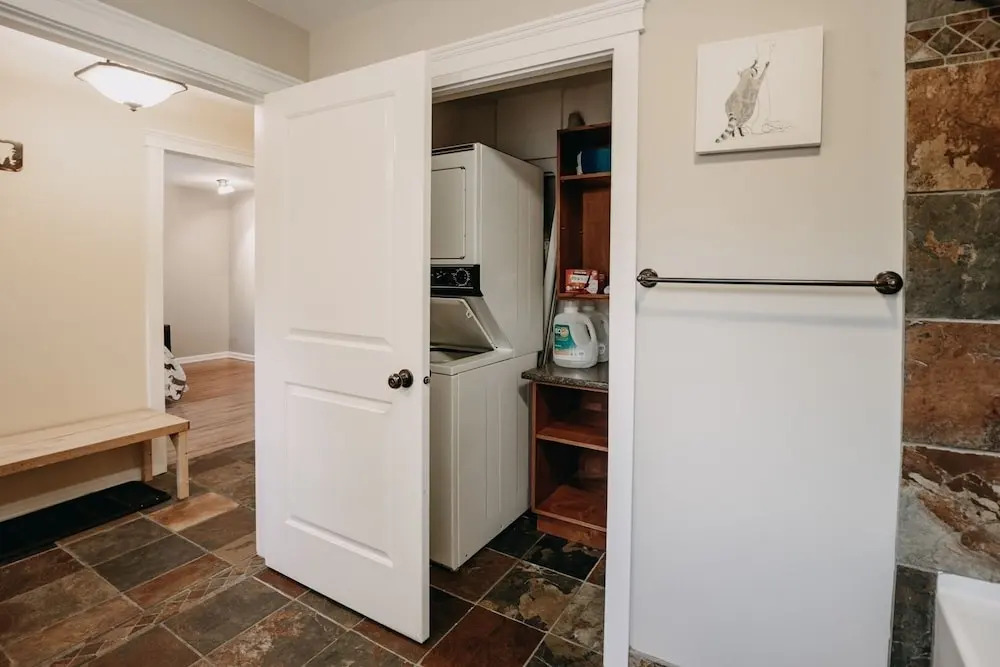 22mbr - Wi-fi - Fireplace - Pets Ok - Sleeps 8 4 Bedroom Cabin by Redawning