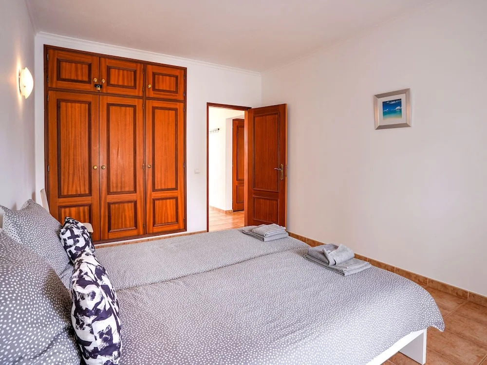 Excellent one Bedroom Apartment in Meia Praia, With Communal Pool