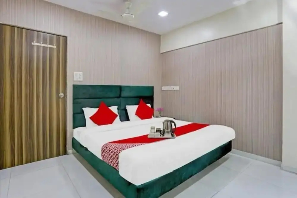 Lokhandwala Residency by Glitz Hotel