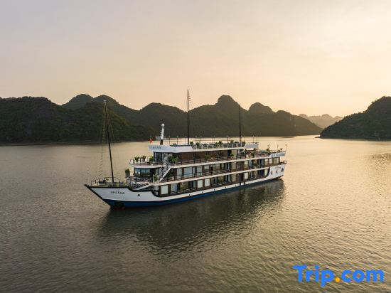 La Casta Cruise Luxury Ha Long Bay Experience Private Cabin with Ocean View Balcony and Bathtub