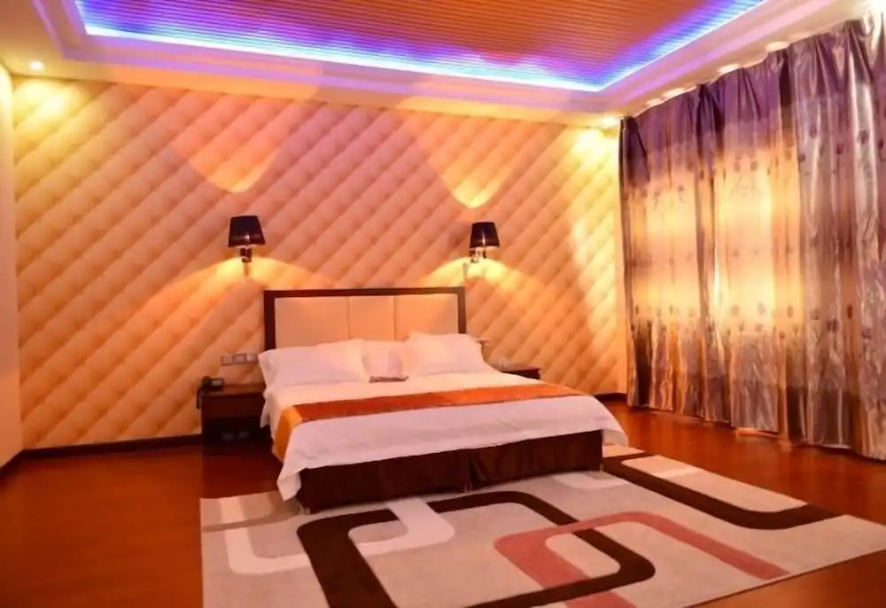 Warm Harbor Hotel