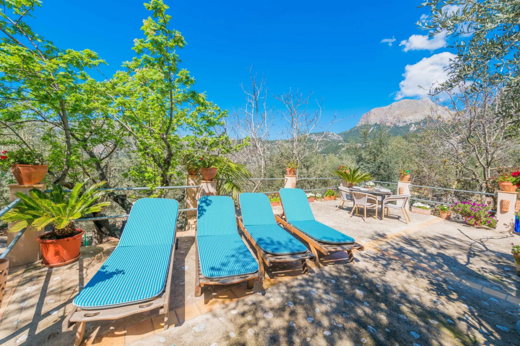 CAN MATEU - Chalet with terrace amidst the Tramuntana mountain range, a few km from Biniaraix  and Fornalutx. Free WiFi