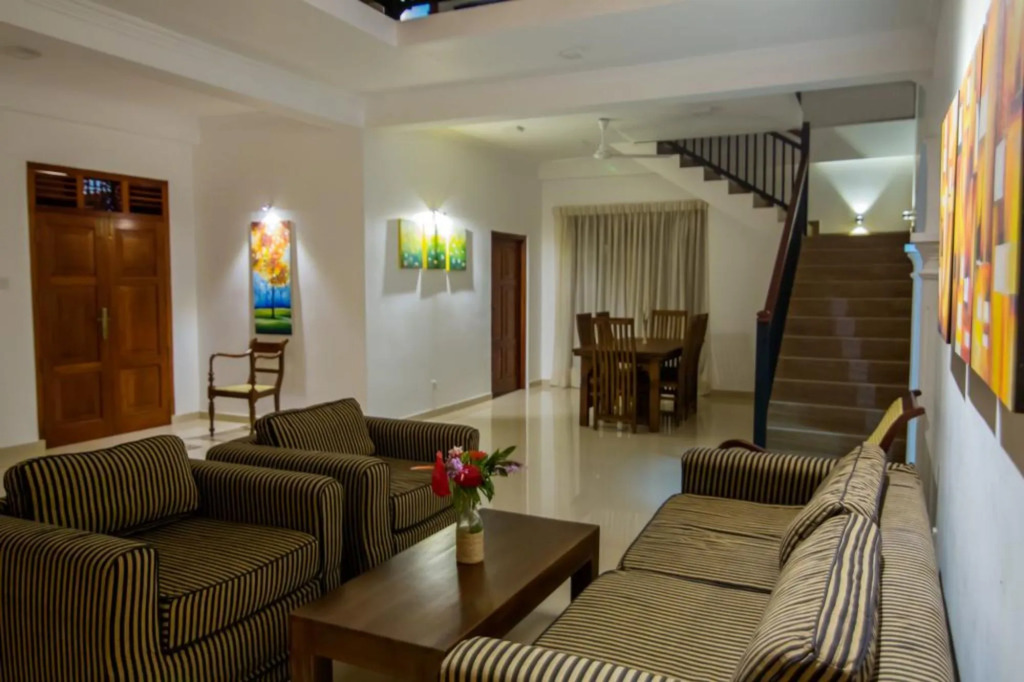 Villa Almond Leaf