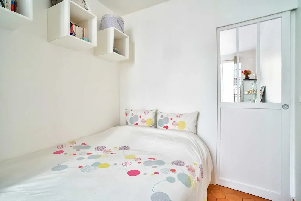 Charming 2 Room Apartment Near Square Louise-michel