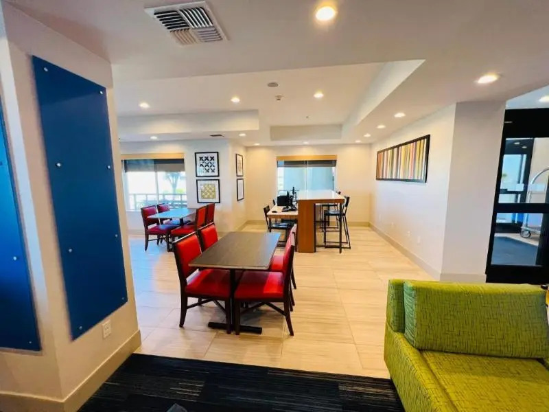 Holiday Inn Express & Suites Salinas