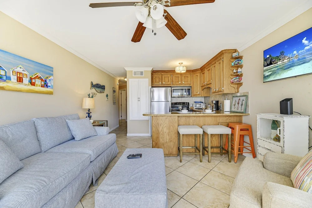 Seascape 1214 Studio Bedroom Condo by RedAwning