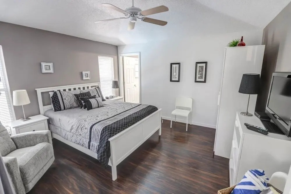 Southern Breeze Great Pool Space! 4 Bedroom Home by RedAwning