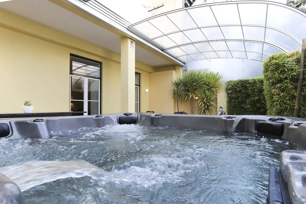 Graça Jacuzzi by Homing