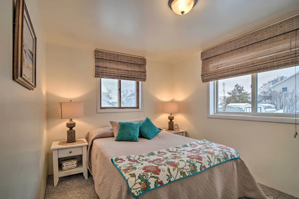 Hip Downtown Cottage - Walk to Beach, Pier, Dining