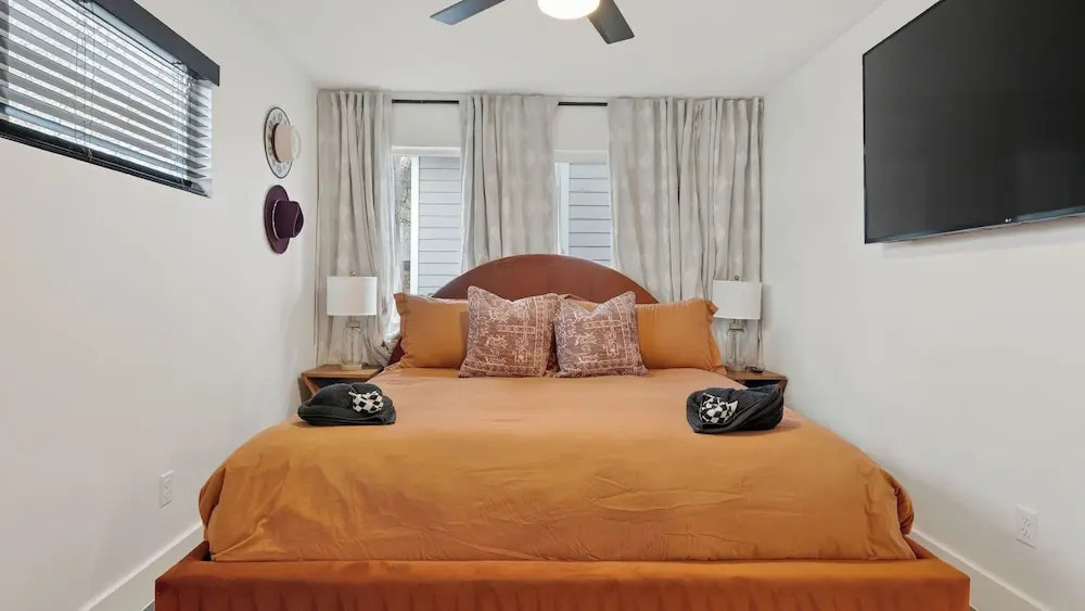 Eastside Keys by Avantstay Bright East Austin Stay + Backyard Dining + Near 6th St and Downtown