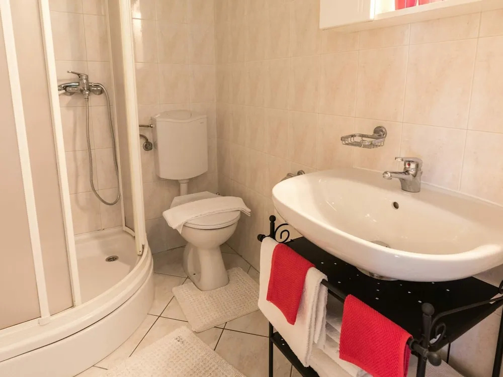 Lovely 4 Bedroom Apartment with Beautiful Garden And Terrace, 50m From the Beach