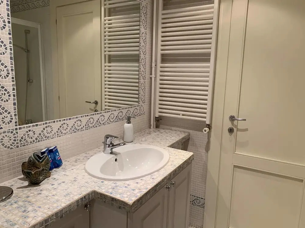 Sea View Flat, beach access by GuestReady