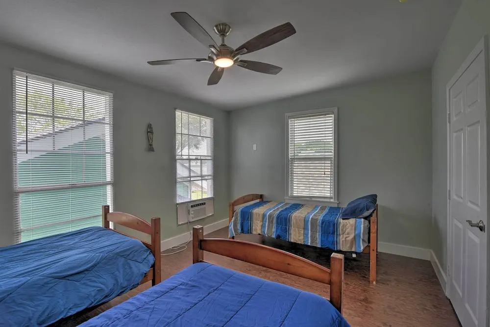 Home w/ Patio & Grill: 2 Mi to Galveston Seawall!