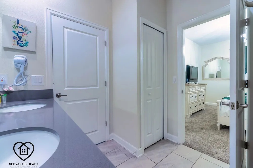 Lakeview Luxury 9 Bedroom & 5 Bathroom w Private Pool